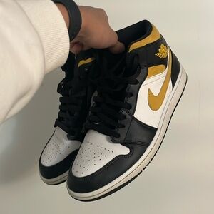 Air Jordan 1 Black & Yellow